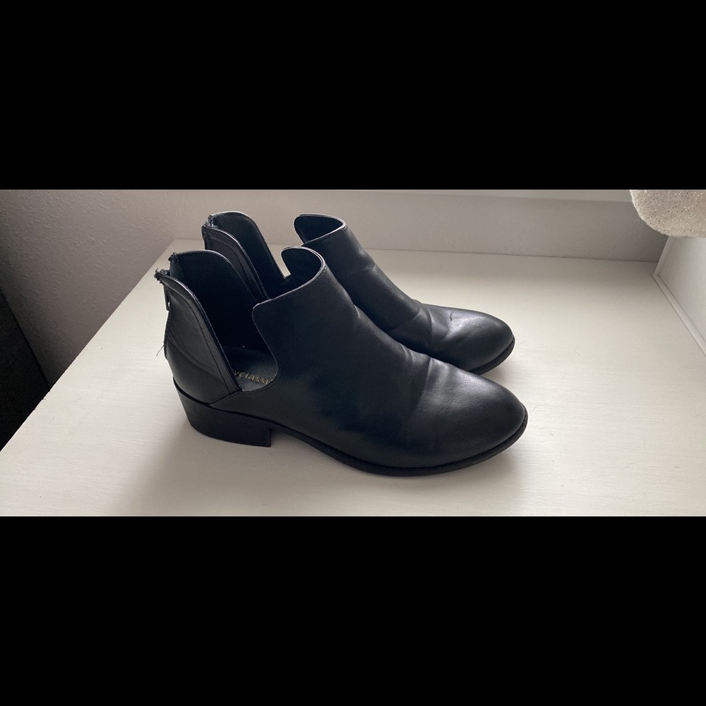 Black botties